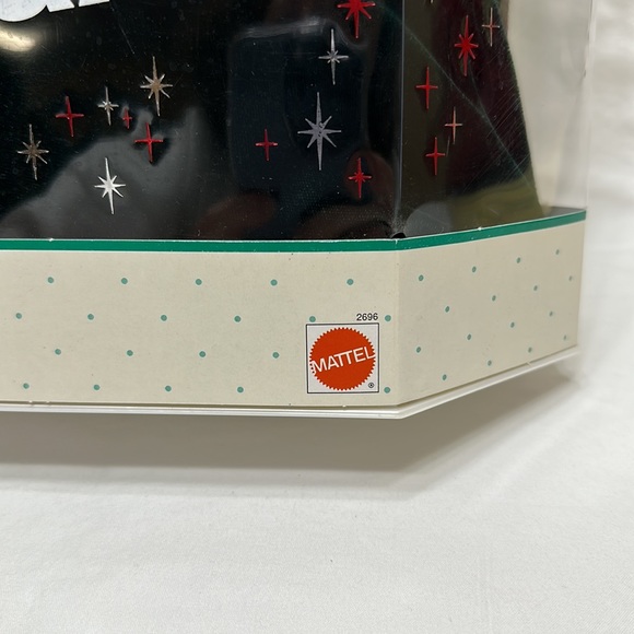 Happy Holidays Barbie - Picture 3 of 10